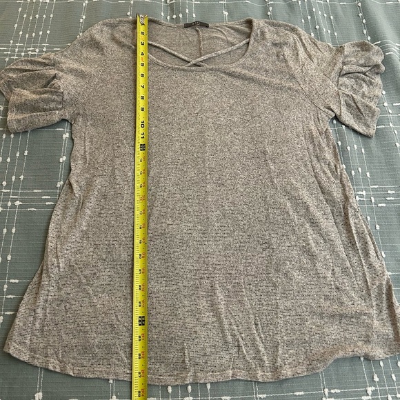 Gyft Gray Women's Top with ruffle sleeves size L - Picture 4 of 6
